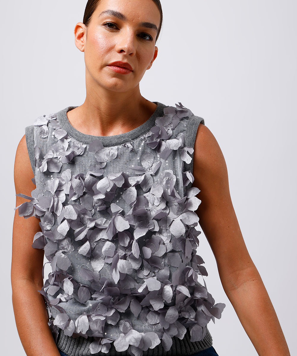 colete feminino de tricot com aplicação floral mindset cinza