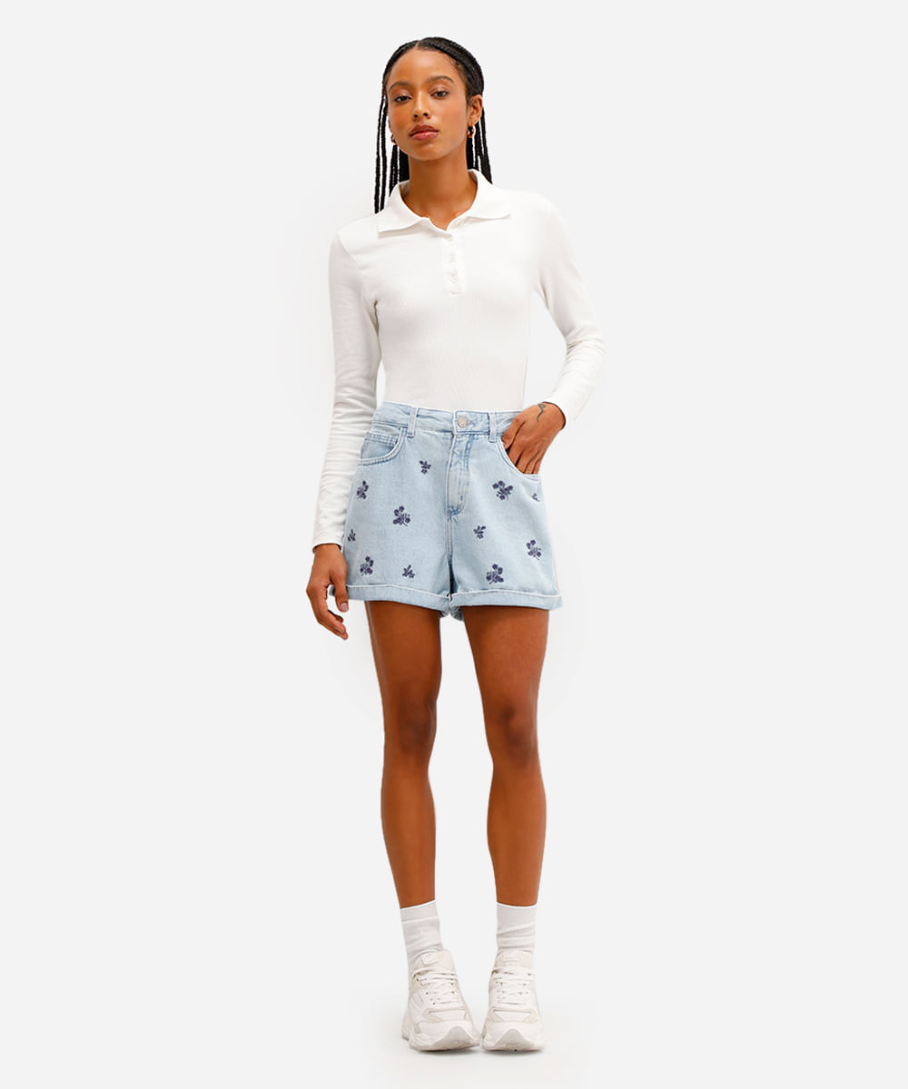 short mom feminino jeans com bordado floral azul