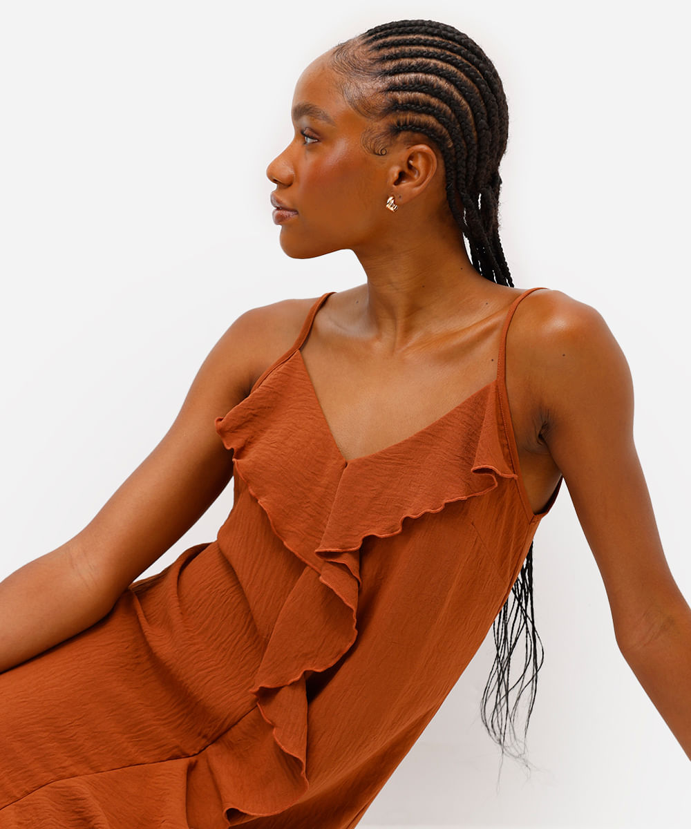 vestido curto feminino alça fina com babados texturizado marrom