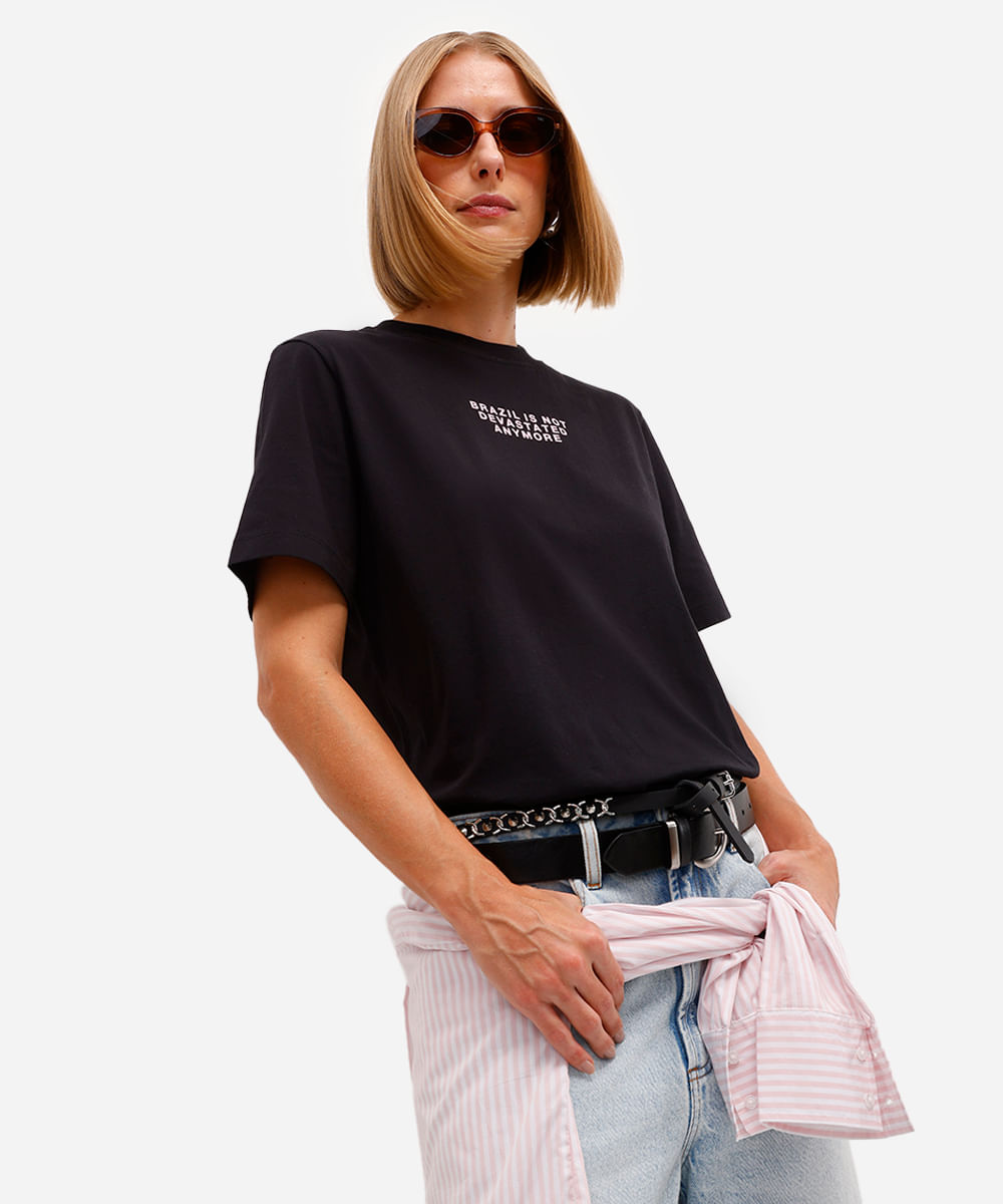 camiseta unissex de algodão brazil is not devastated anymore preta