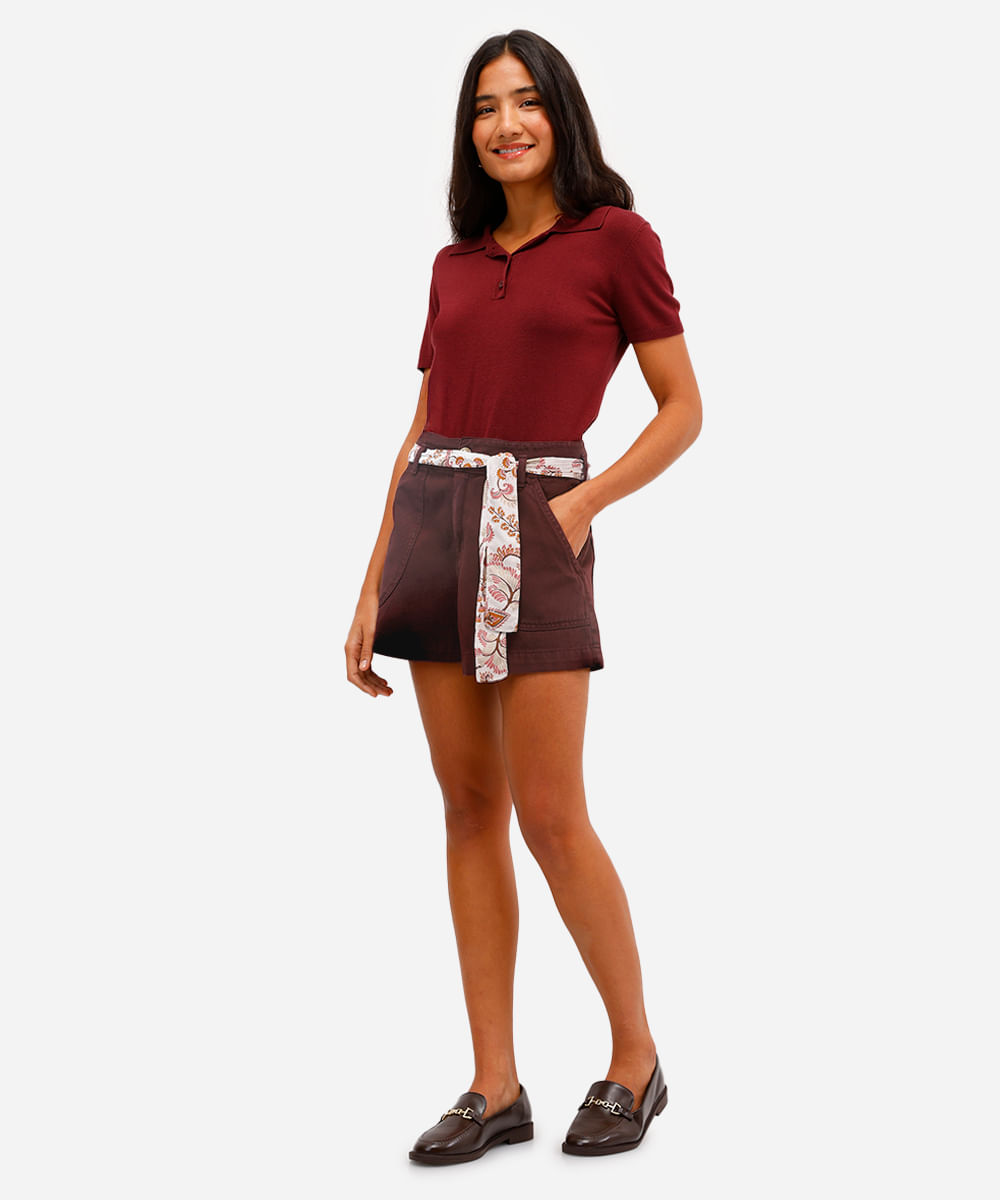 short feminino de sarja com faixa vinho