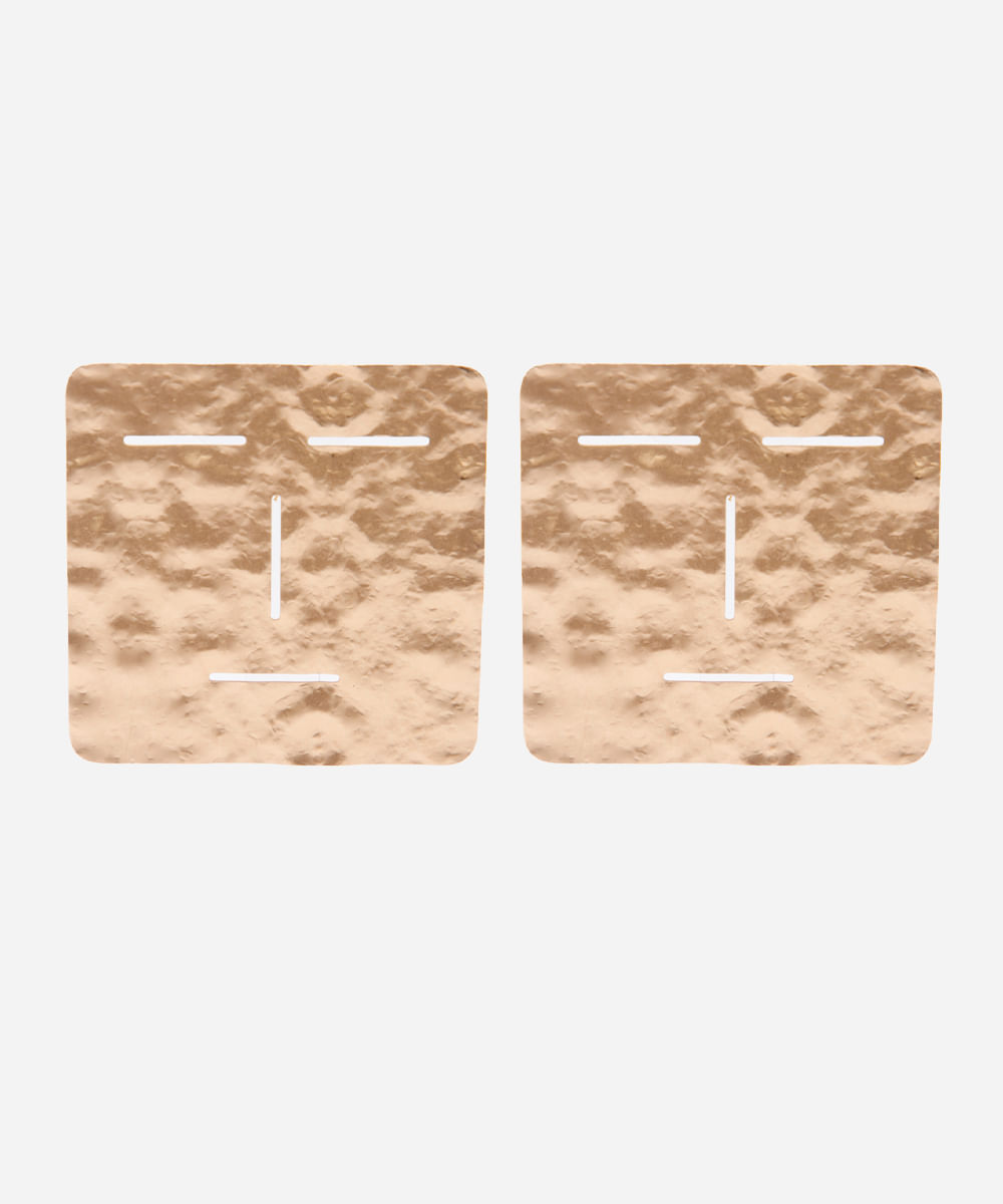 brinco quadrado texturizado com recortes dourado