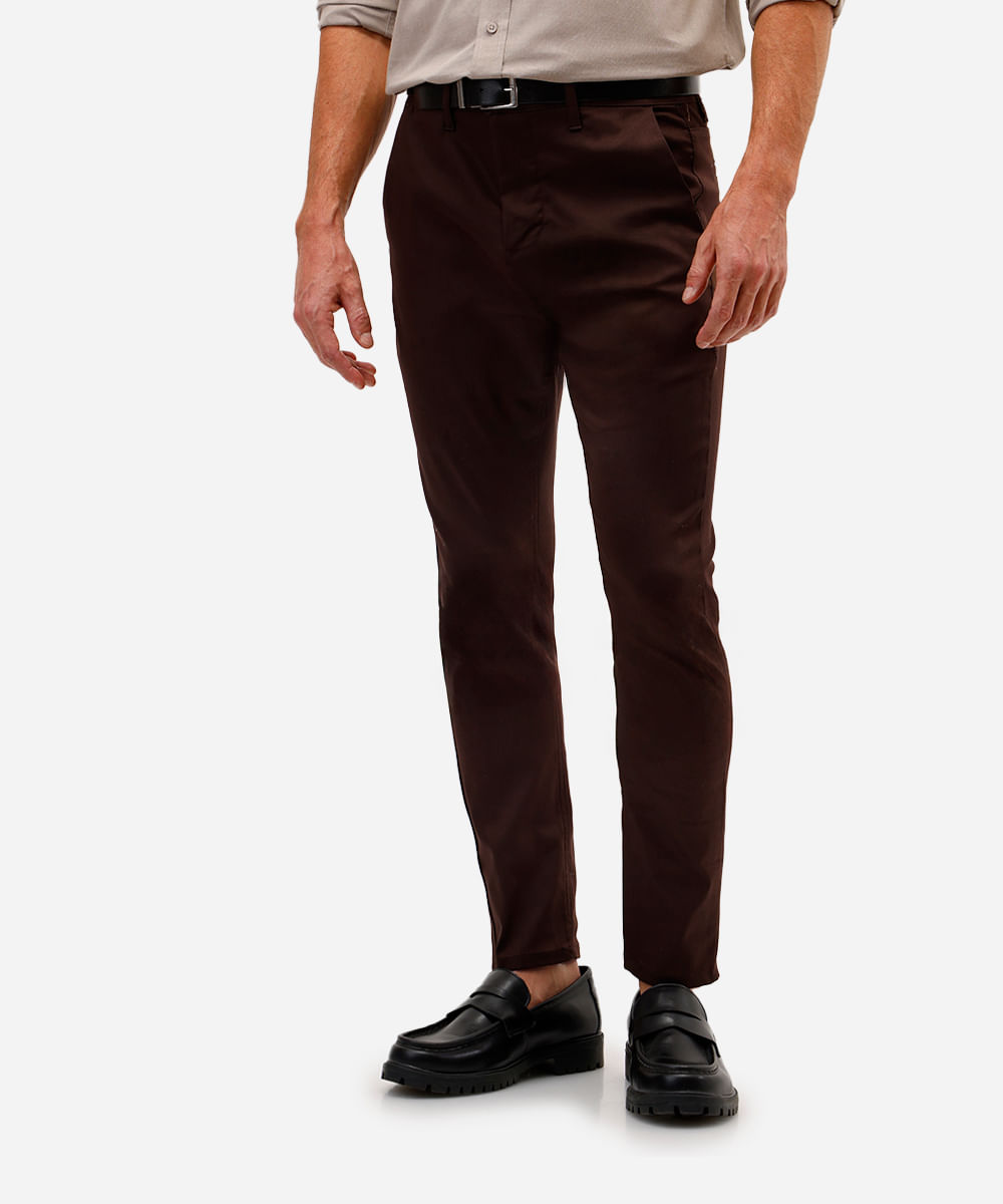 calça chino carrot de alfaiataria masculina marrom