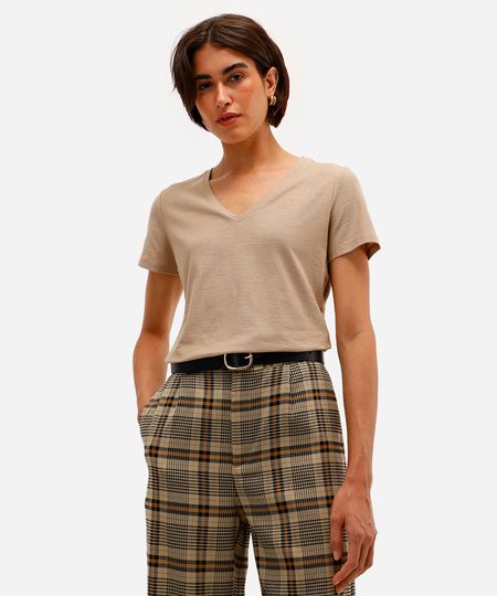 blusa básica feminina de algodão peruano manga curta decote v bege PP