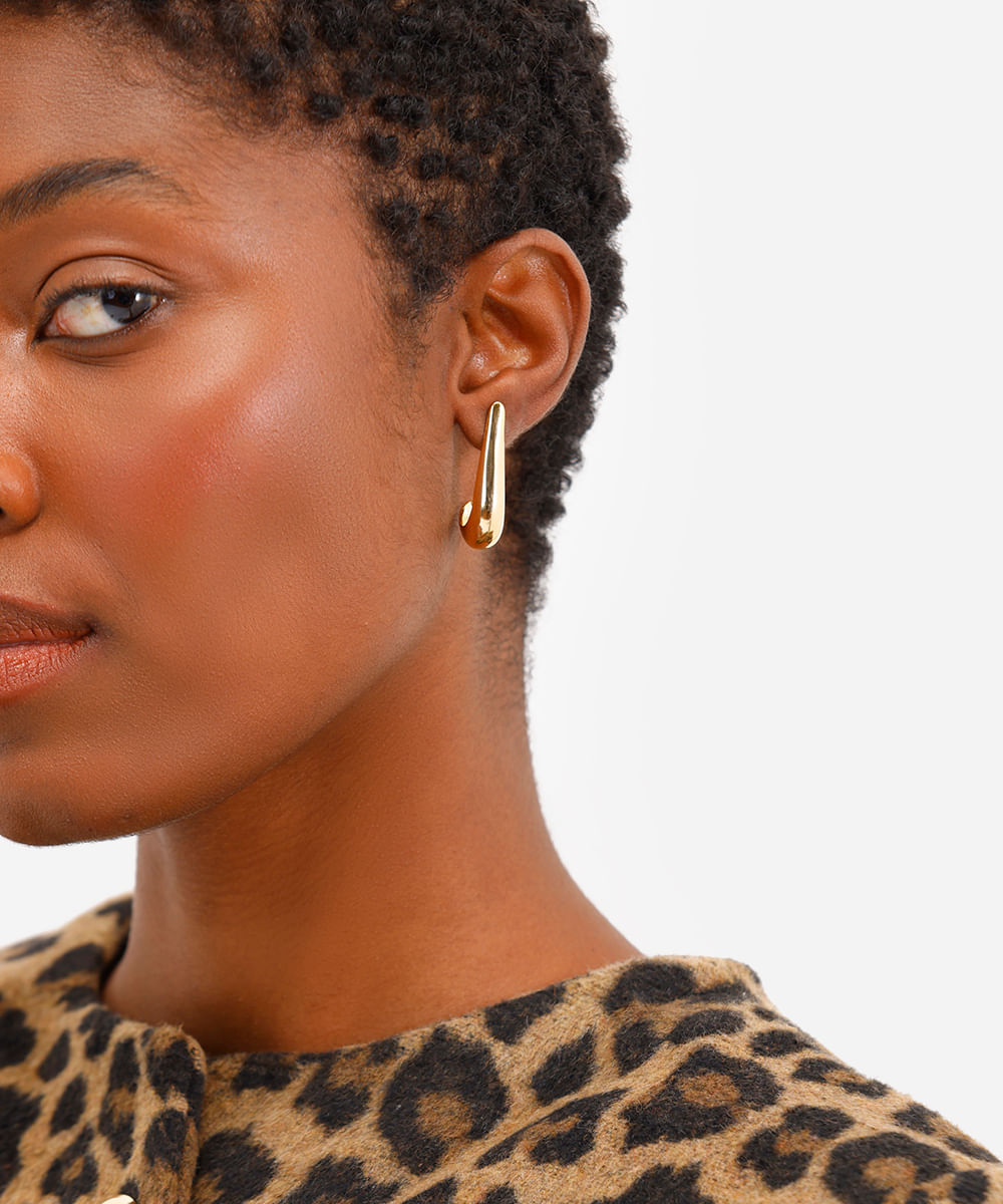 brinco banhado a ouro alongado dourado