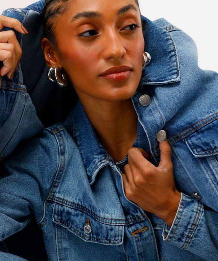 jaqueta cropped feminina jeans com barra desfiada azul G jaqueta cropped feminina jeans com barra desfiada azul G