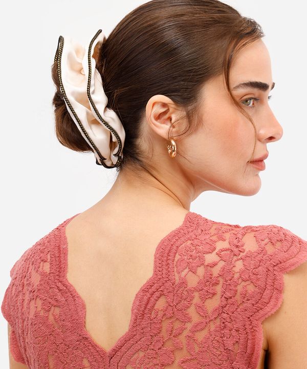 elástico de cabelo scrunchie acetinado bege UNICO