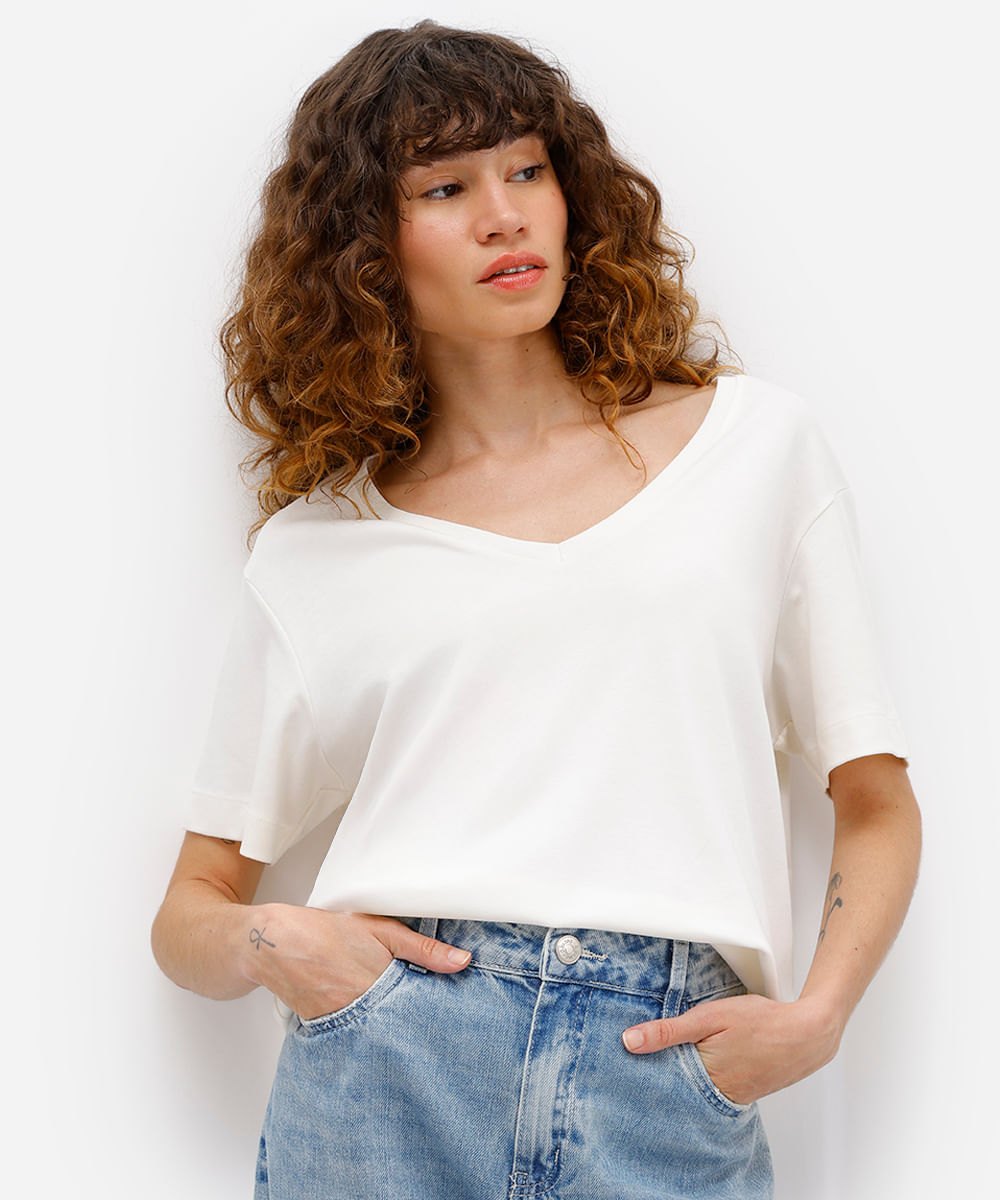 camiseta feminina de algodão peruano básica decote v off white