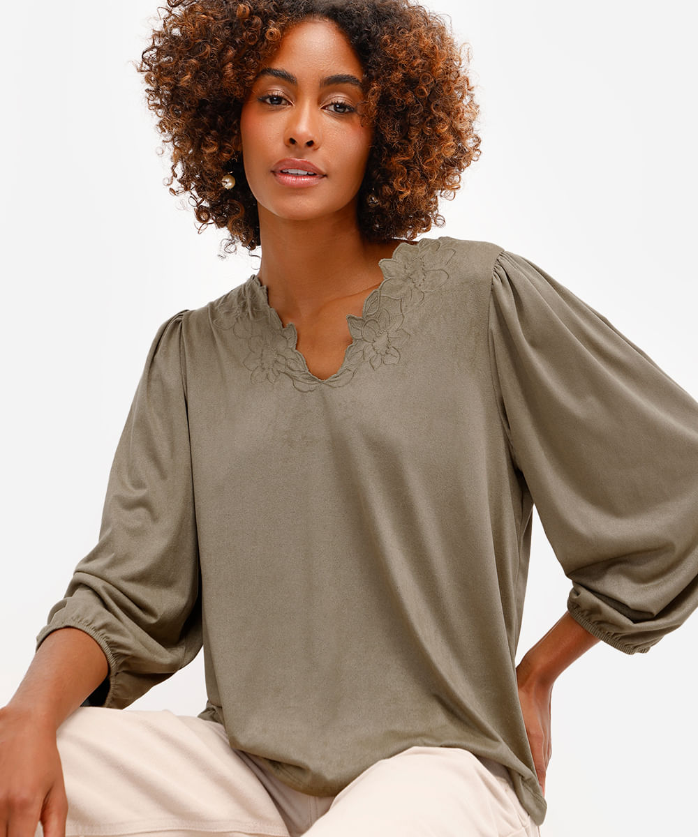 blusa feminina de suede decote v bordado floral verde