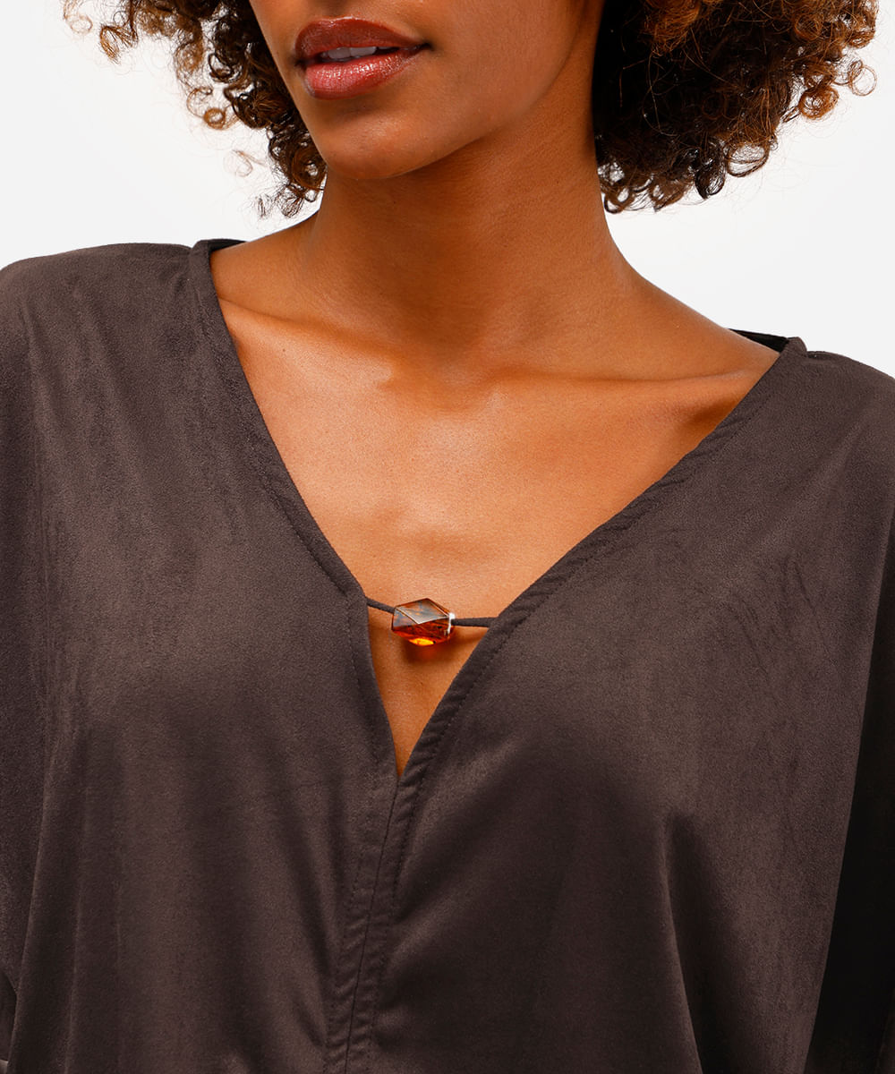 blusa feminina de suede decote v com aviamento marrom