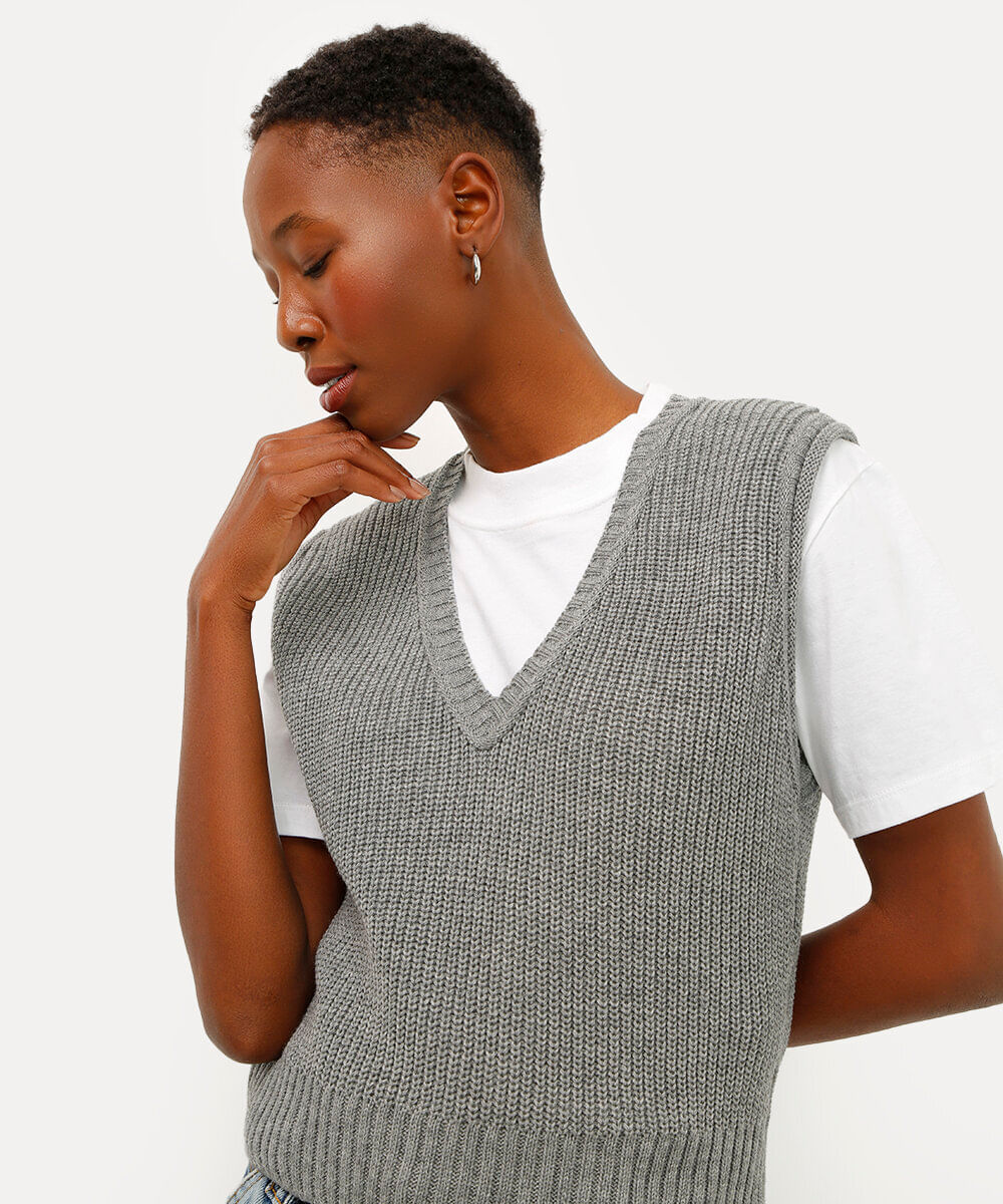 colete de tricot decote v cinza