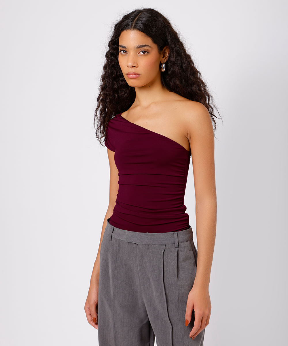 blusa ombro único feminina com franzido mindset vinho