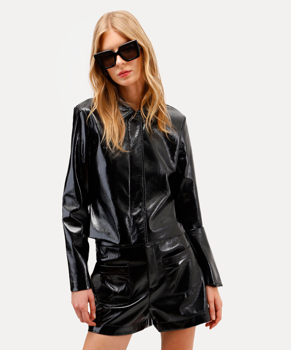 jaqueta cropped feminina de poliuretano preta