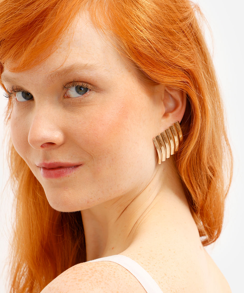 brinco retrô quadrado com textura dourado brinco retrô quadrado com textura dourado