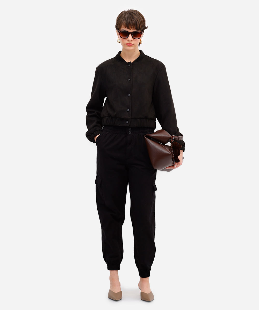 calça jogger feminina de sarja com bolsos cargo preta