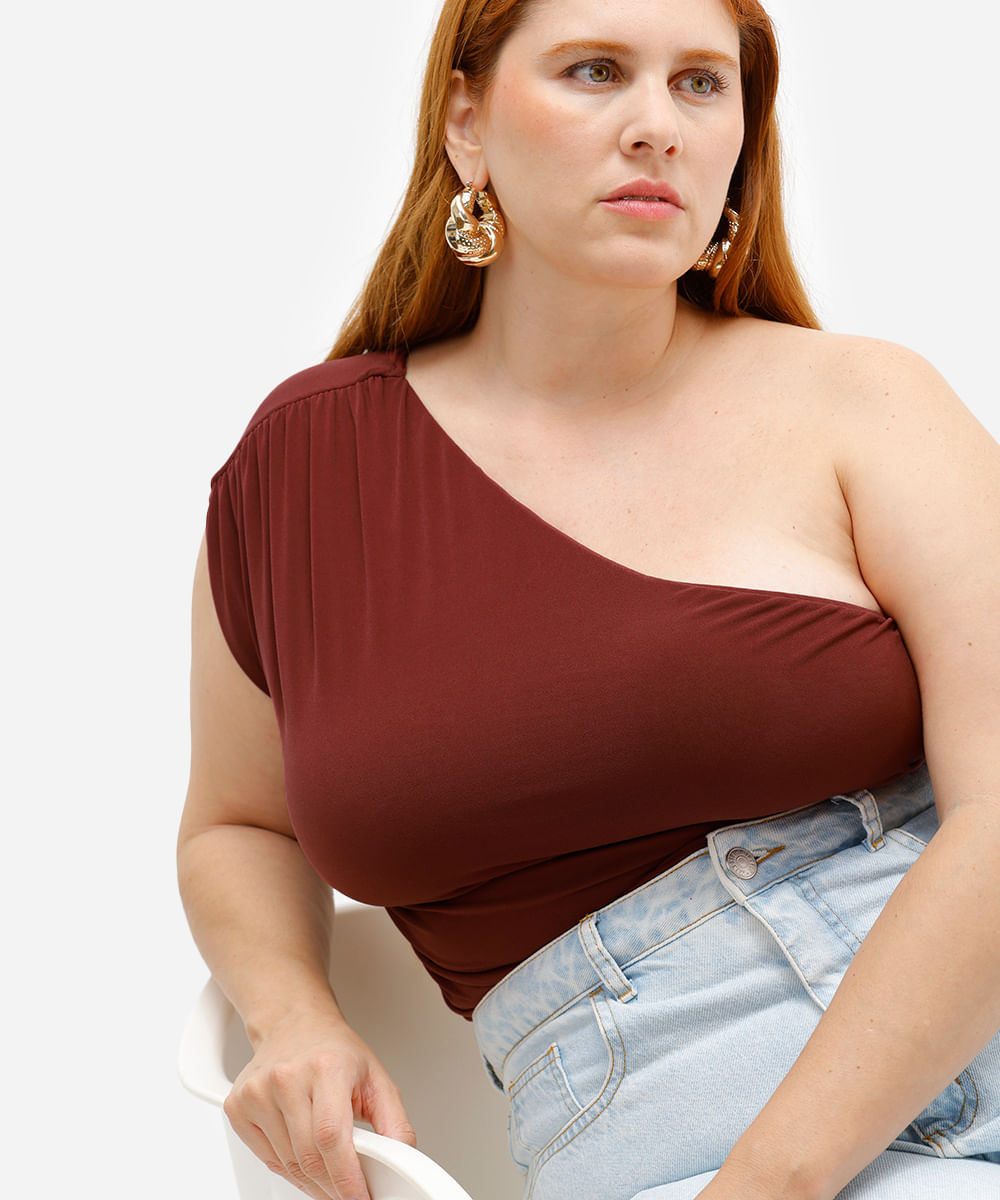 blusa ombro único com franzido plus size mindset vinho