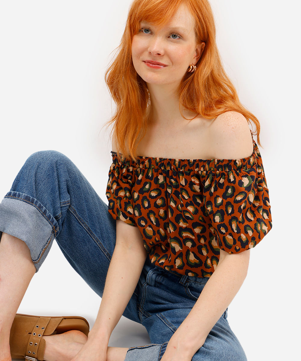 blusa ombro a ombro feminina de viscose animal print marrom