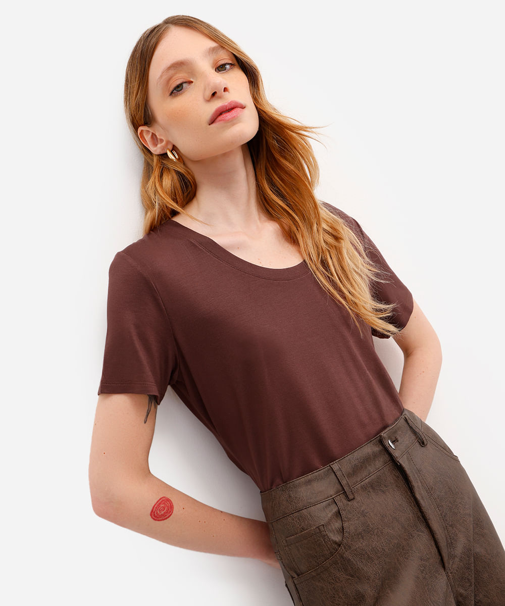 blusa básica manga curta verde militar - marrom