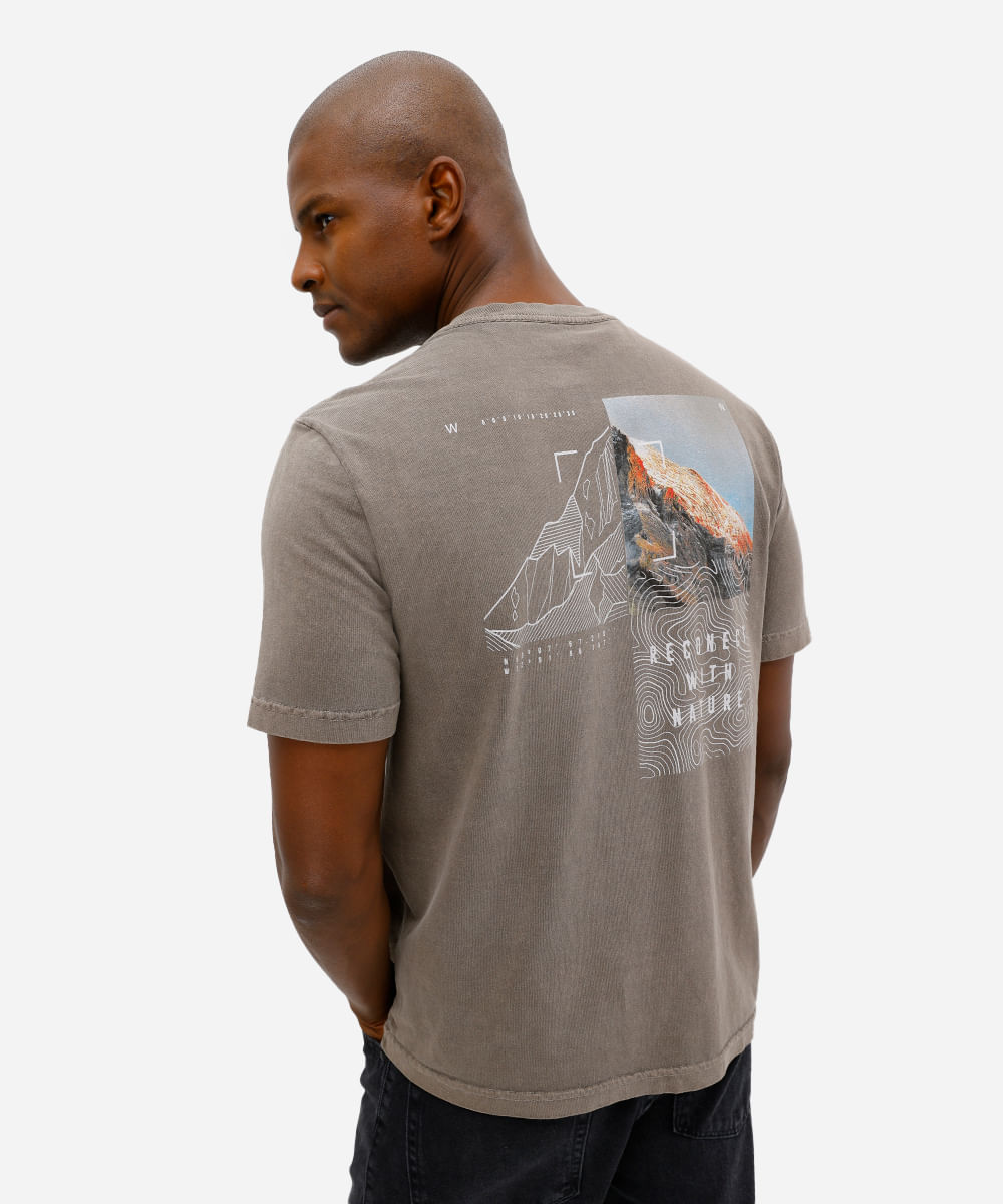 camiseta masculina de algodão estampada estonada marrom