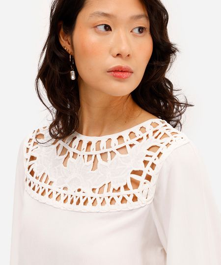 bata feminina de viscose com bordado floral off white PP bata feminina de viscose com bordado floral off white PP