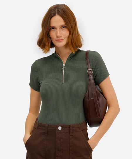 blusa feminina canelada com zíper de argola manga curta gola alta verde PP blusa feminina canelada com zíper de argola manga curta gola alta verde PP