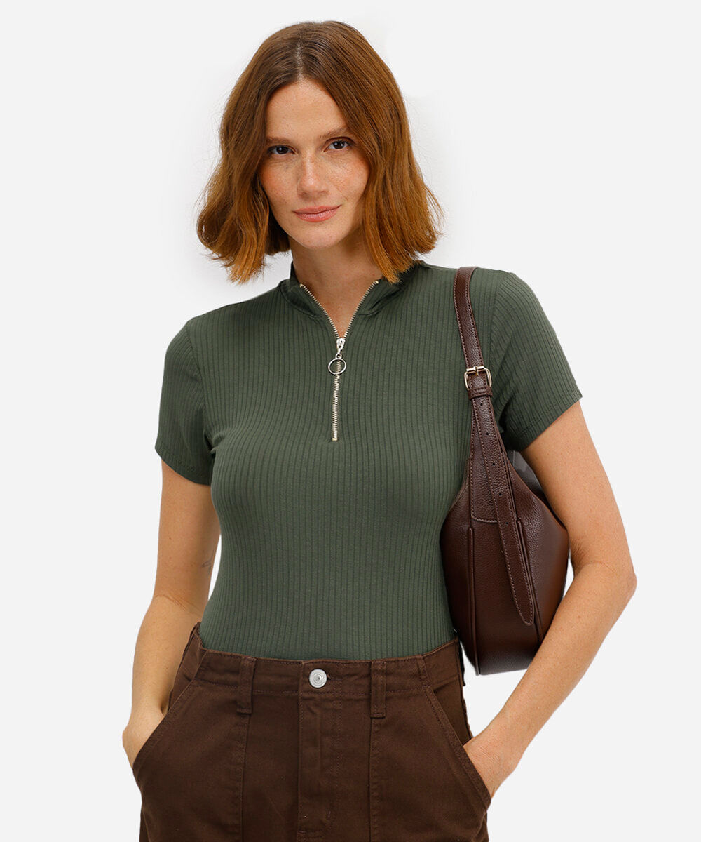 blusa feminina canelada com zíper de argola manga curta gola alta verde