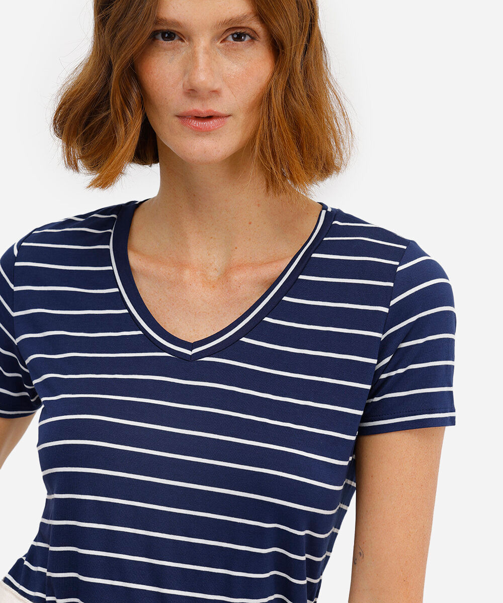 camiseta feminina básica estampada de poá manga curta decote v multicor azul