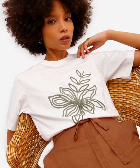 camiseta feminina regular com bordado floral off white PP