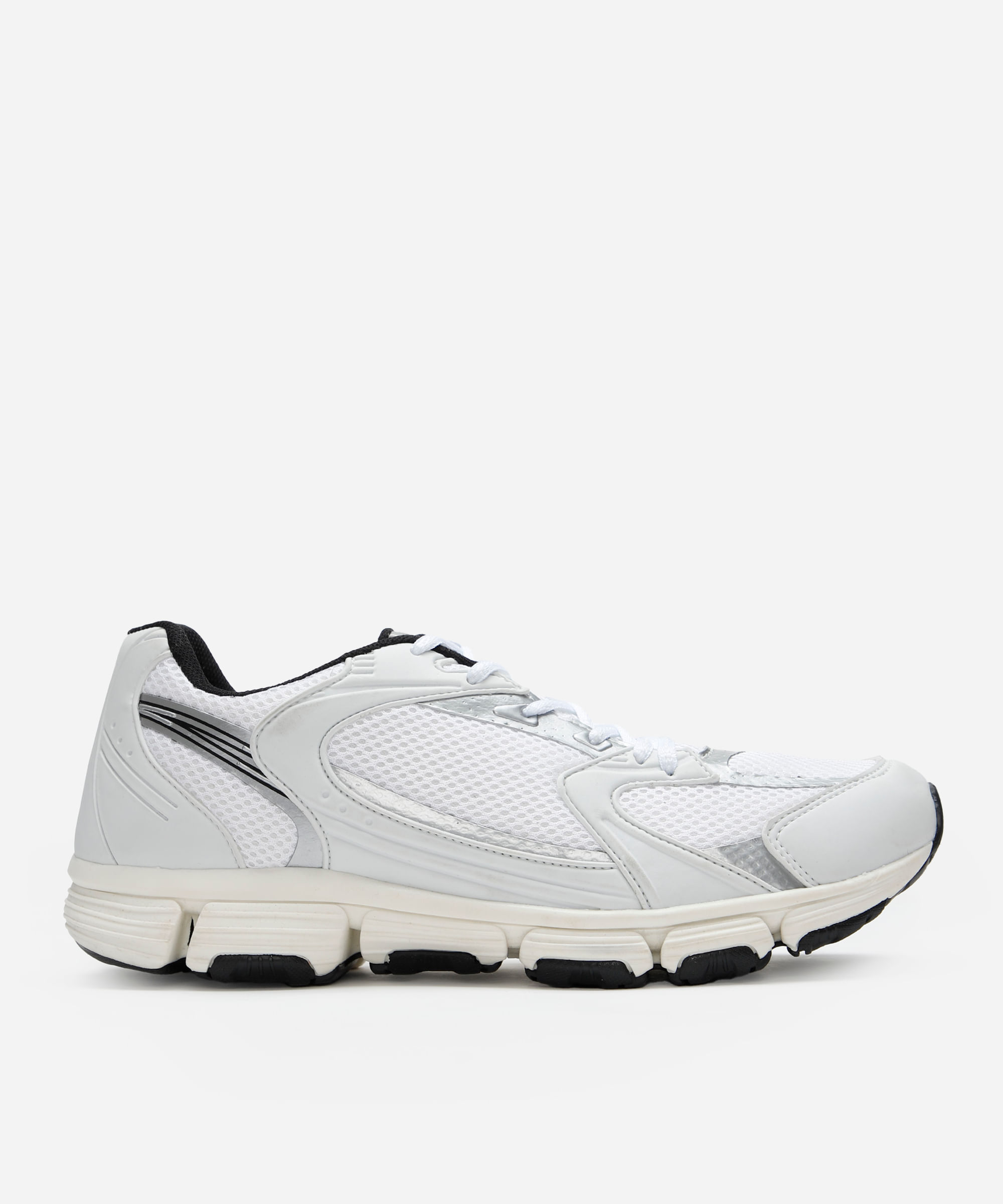tênis esportivo com recortes branco