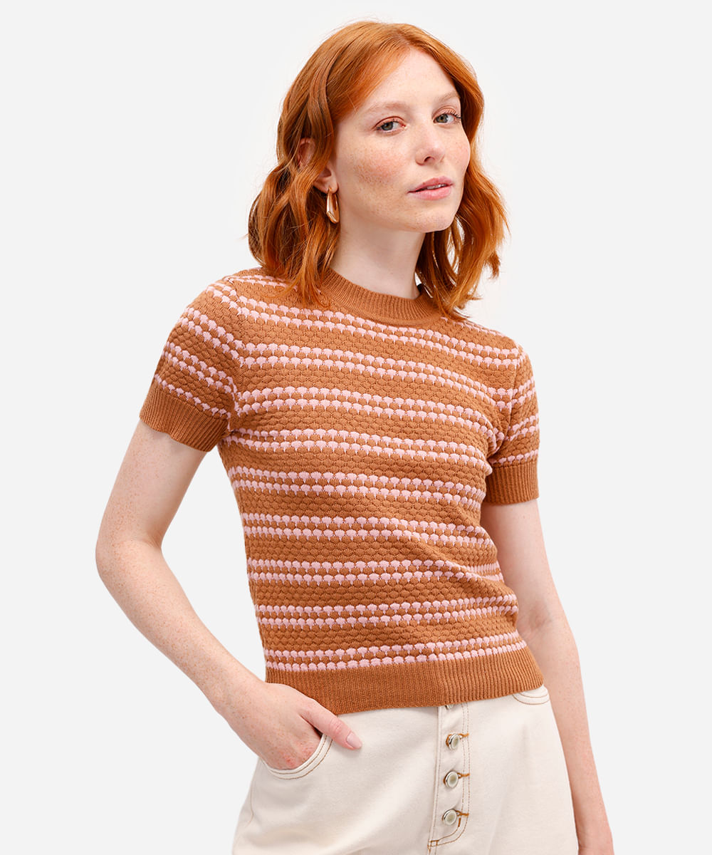 blusa feminina de tricot manga curta texturizada listrada marrom