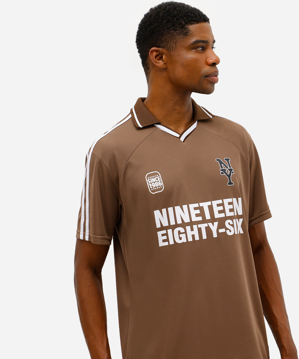camiseta masculina esportiva ace com gola estampada marrom