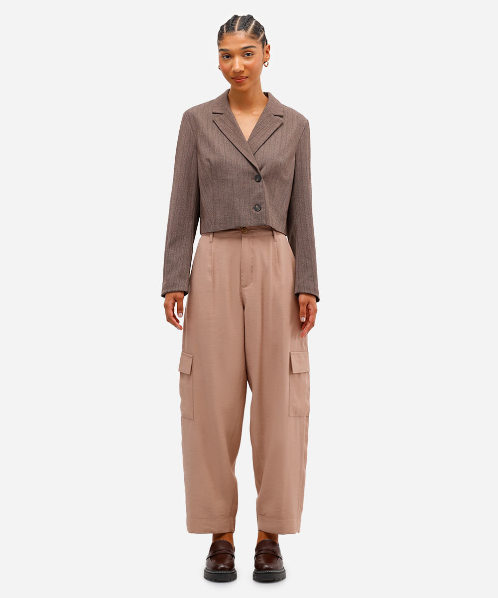 calça feminina de alfaiataria em viscose com bolsos cargo bege