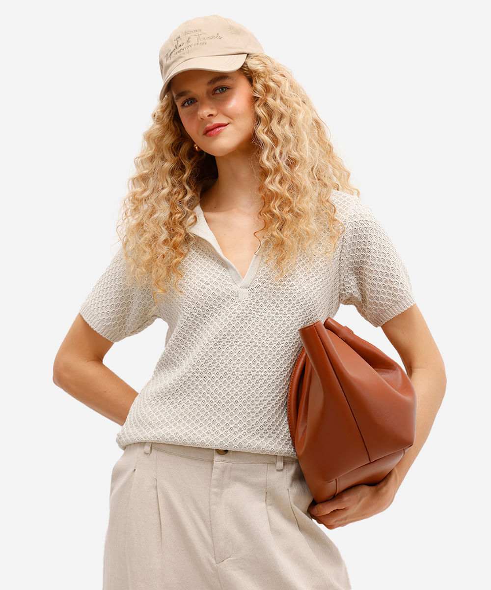 polo feminina de tricot manga curta texturizada bege