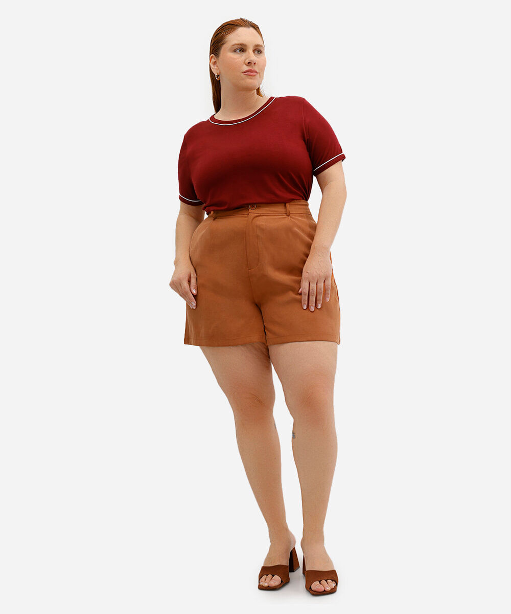 short feminino de alfaiataria com pregas plus size marrom