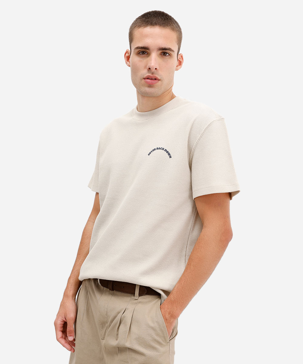 camiseta masculina texturizada estampada bege camiseta masculina texturizada estampada bege
