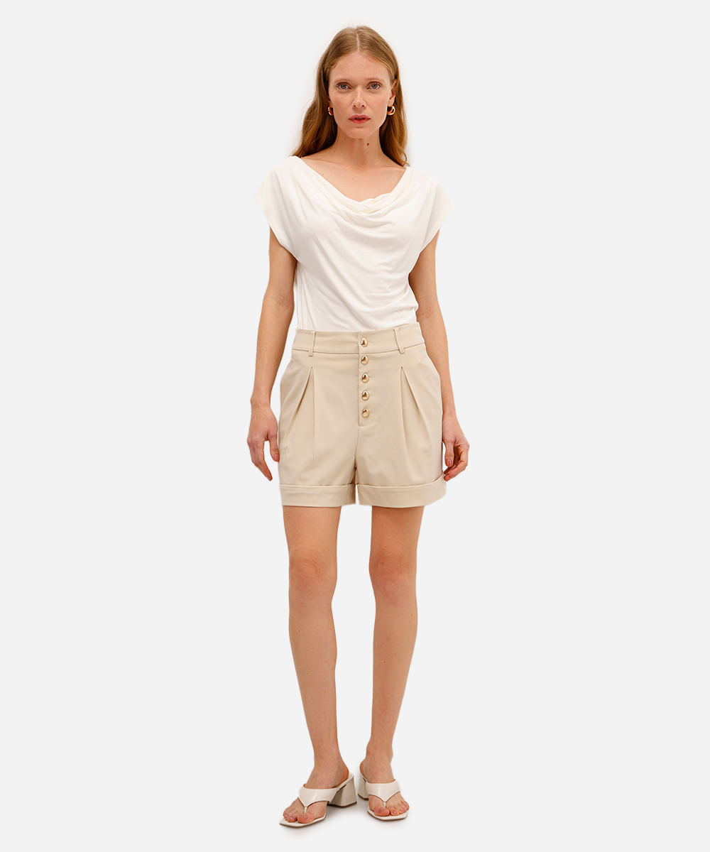 short feminino de alfaiataria com pregas bege