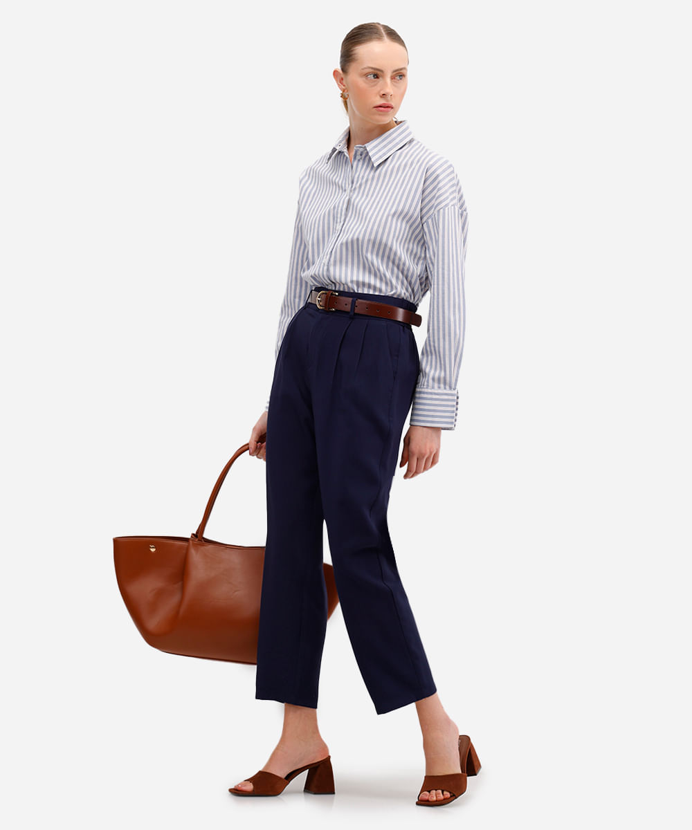 calça feminina de alfaiataria com pregas azul