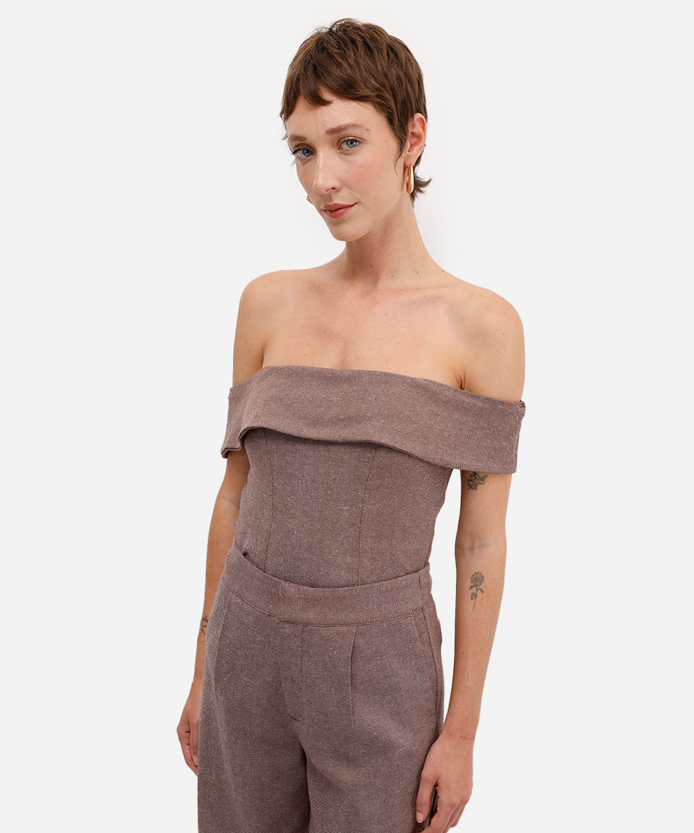 blusa ombro a ombro feminina com fendas e linho marrom