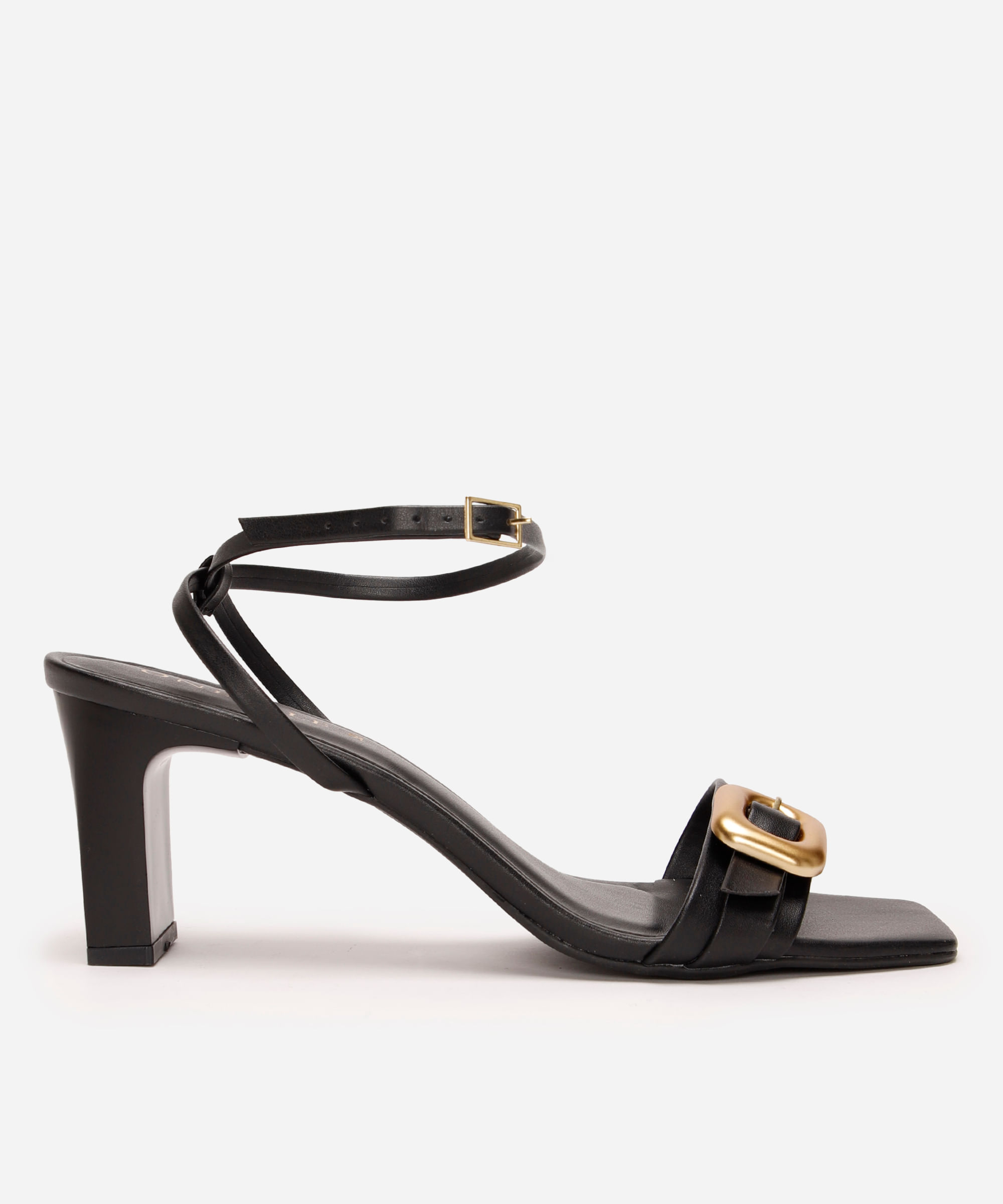 sandália com fivela salto alto oneself preta