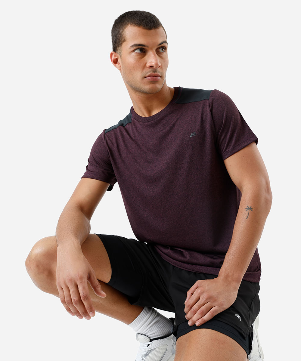 camiseta esportiva manga curta com recorte ombro lisa vinho