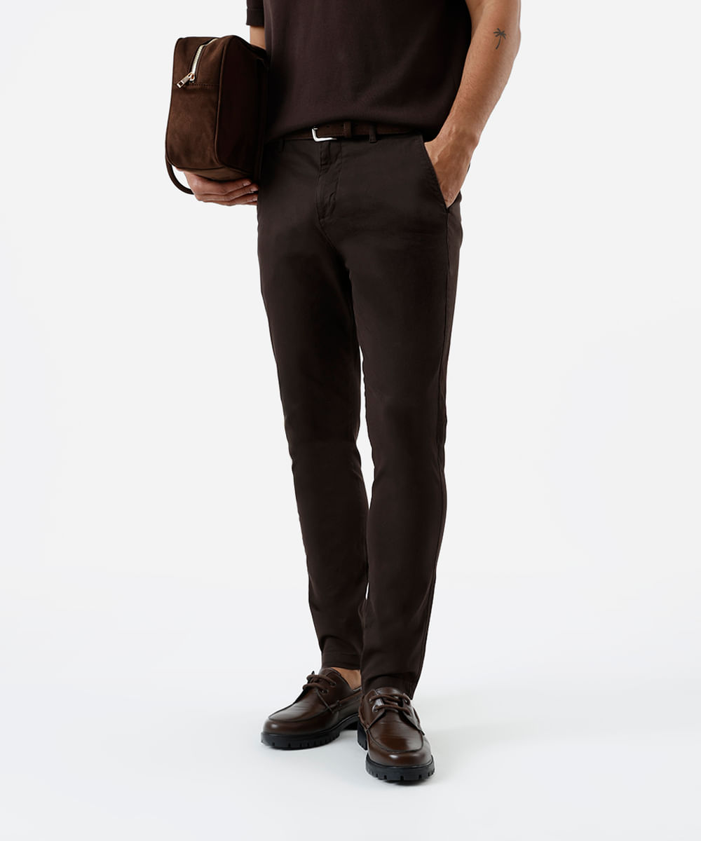 calça masculina de alfaiataria em sarja com bolsos marrom
