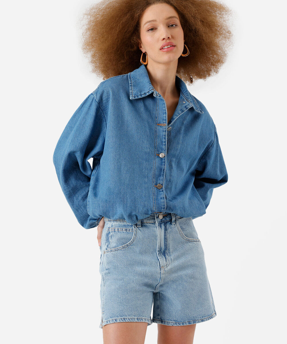 short reto jeans com recortes azul