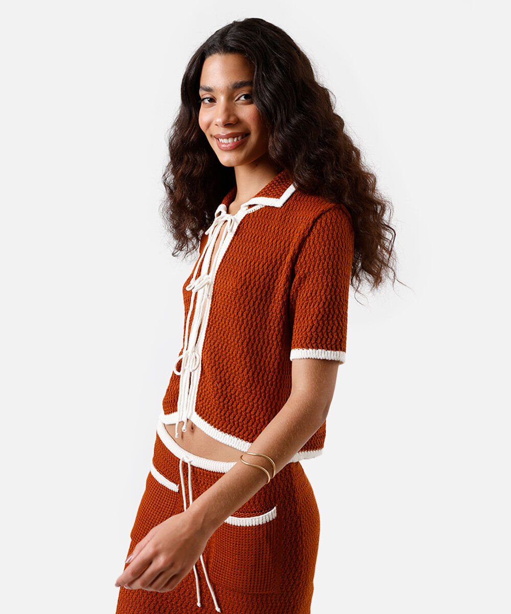 polo feminina de tricot com amarração marrom