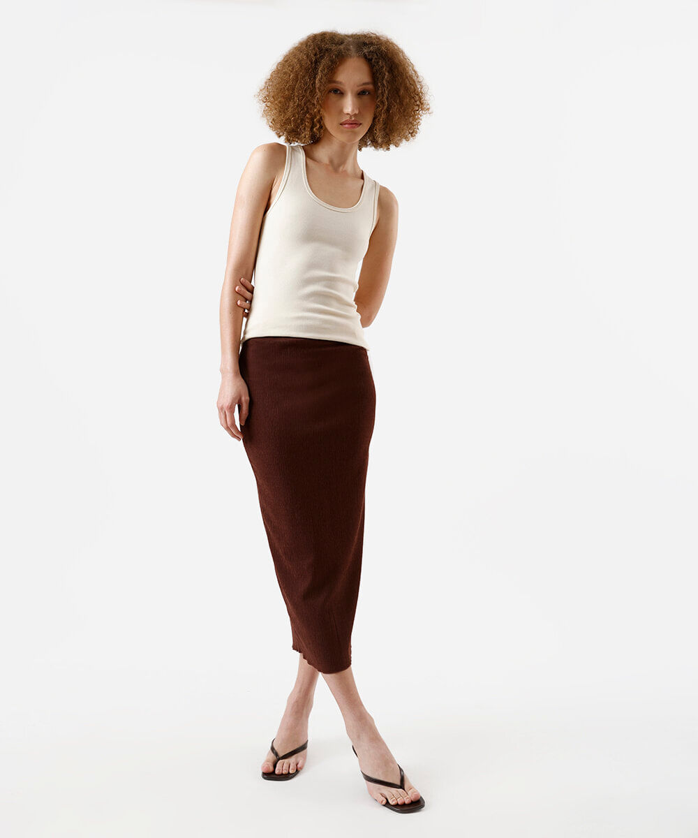 saia lápis midi feminina com fenda básica texturizada marrom