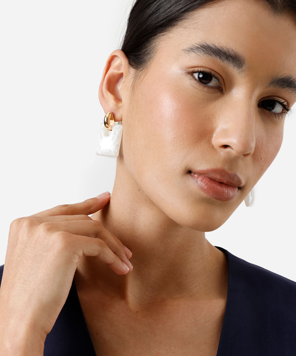 brinco com pingente retangular dourado brinco com pingente retangular dourado