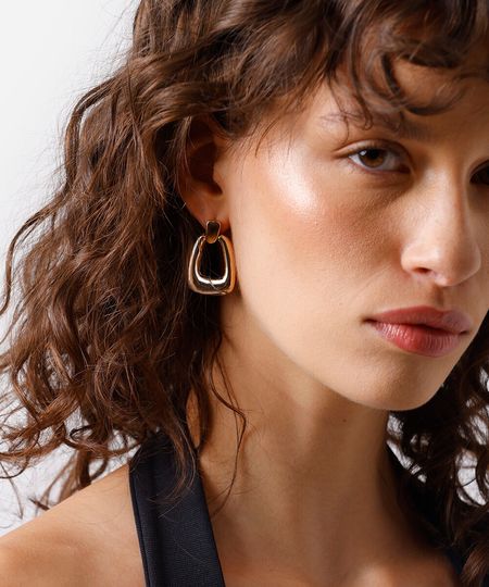 brinco com pingente geométrico bicolor mindset dourado UNICO