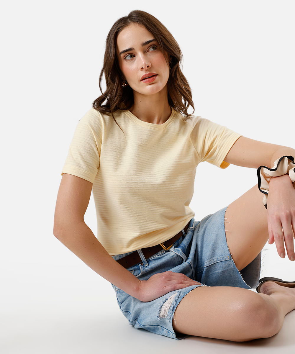 blusa feminina baby look texturizada manga curta amarela