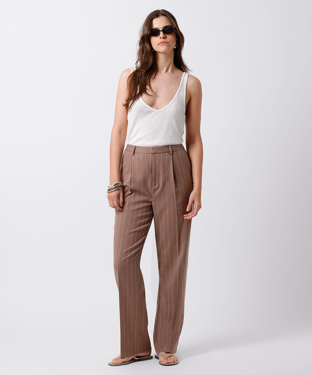 calça reta feminina de alfaiataria com pregas listrada mindset bege