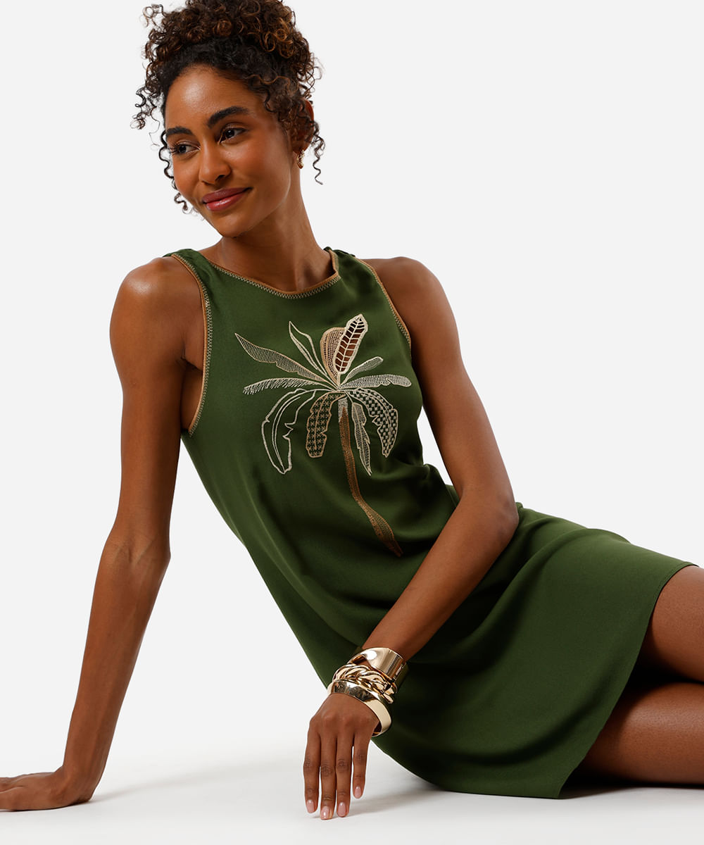 vestido curto feminino em viscose com bordado de folhagem verde