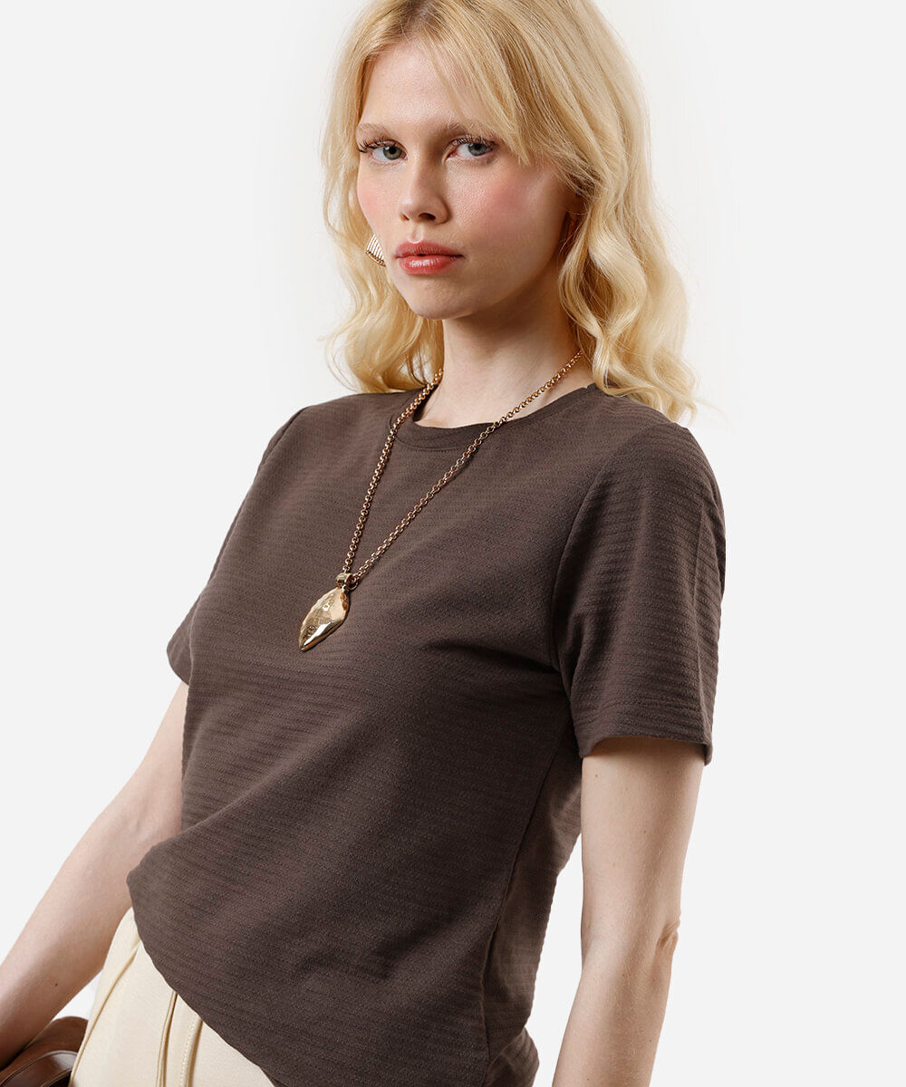 blusa feminina baby look texturizada manga curta marrom
